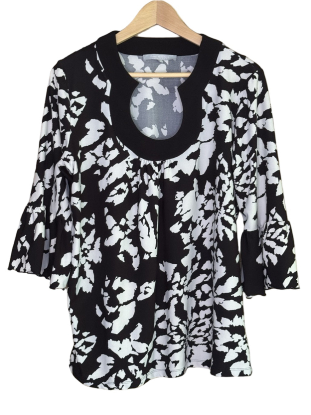 Violet & Claire abstract print bell sleeve top size large